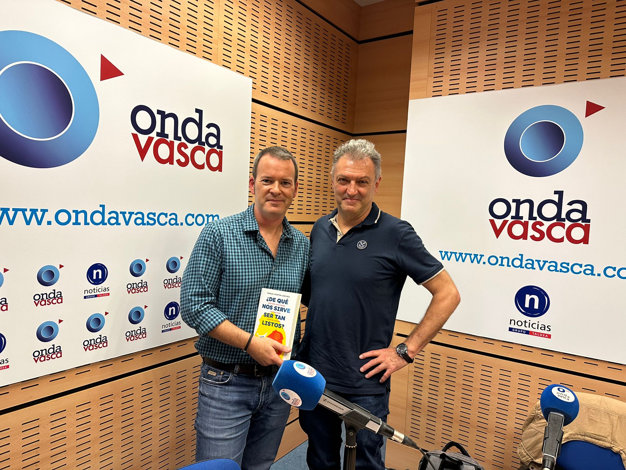 Manuel Martín en los estudios de Onda Vasca