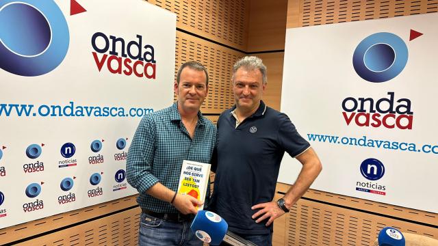 Manuel Martín en los estudios de Onda Vasca