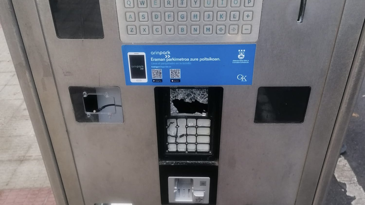 Máquina de la OTA de Arrasate destrozada. AYUNTAMIENTO DE ARRASATE X