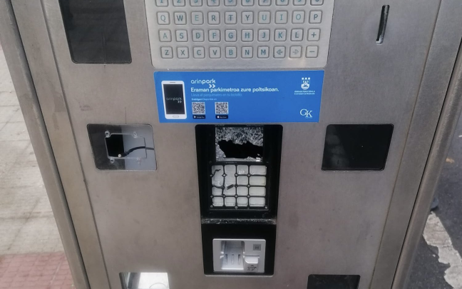 Máquina de la OTA de Arrasate destrozada. AYUNTAMIENTO DE ARRASATE X