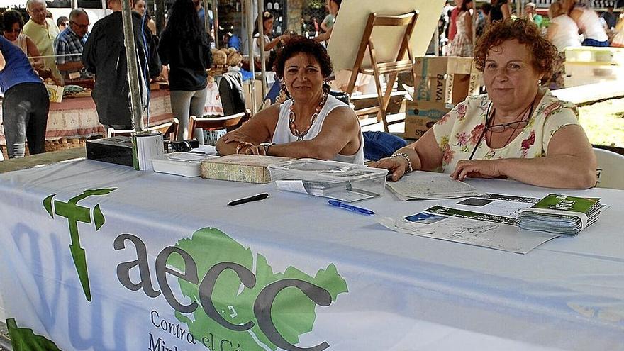 Belén Elejalde y Toñi González, de la Asociación de mujeres Aurreraka de Amurrio. ARACELI OIARZABAL
