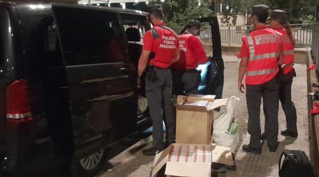 Momento del decomiso de Tabaco en MarcillaPolicía Foral