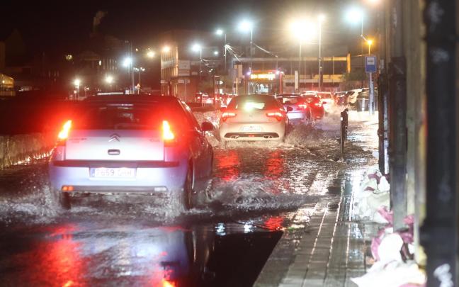 La ría se desborda en Bilbao debido a las pleamares 