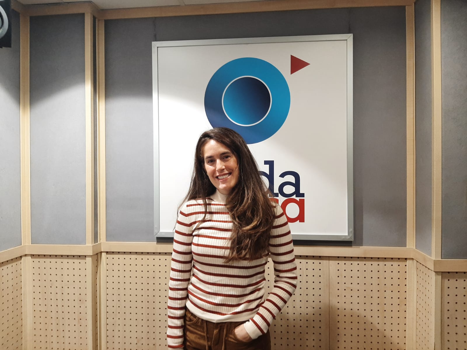 Maria Amolategui en los estudios de Onda Vasca