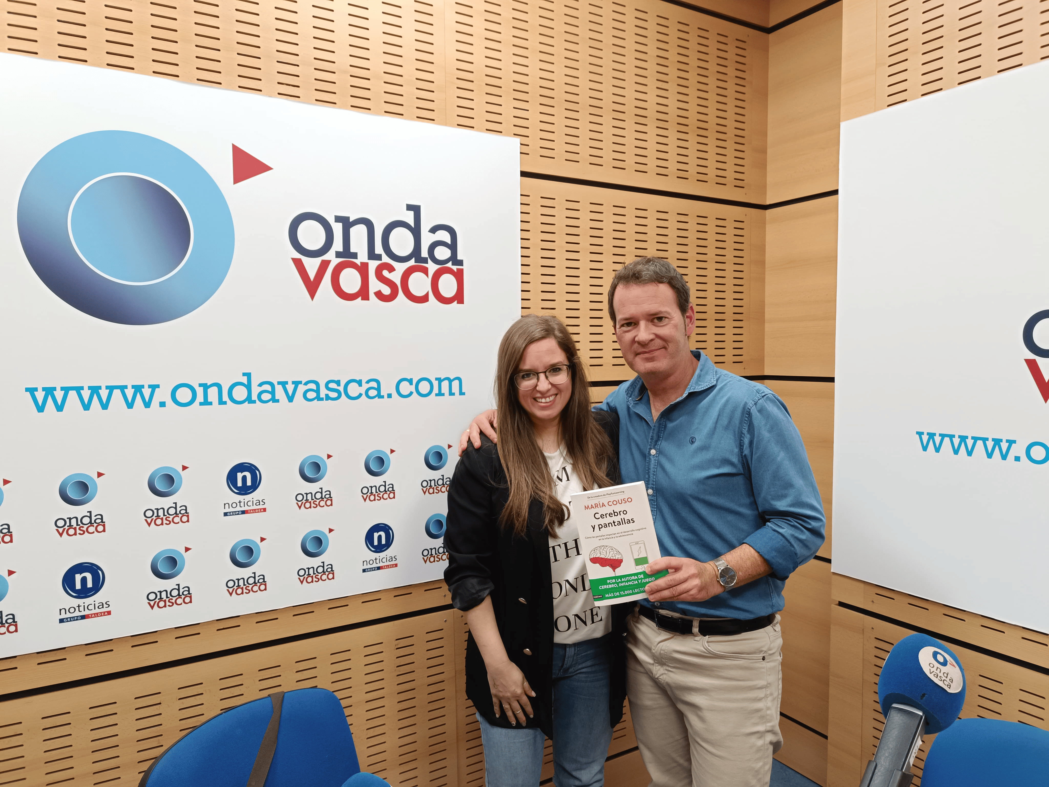 María Couso con Txema Gutiérrez en los estudios de ONDA VASCA