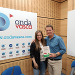 María Couso con Txema Gutiérrez en los estudios de ONDA VASCA