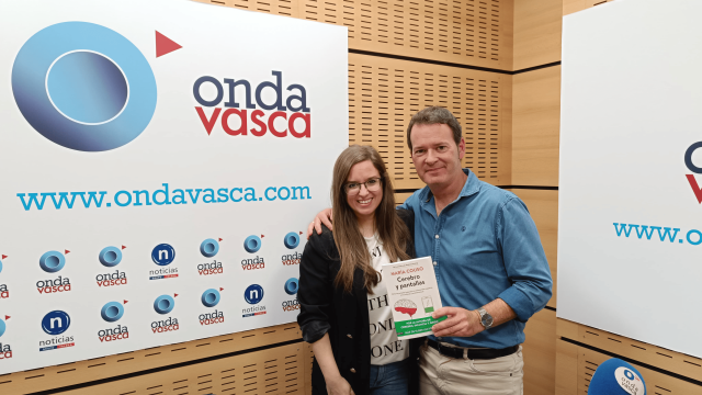 María Couso con Txema Gutiérrez en los estudios de ONDA VASCA