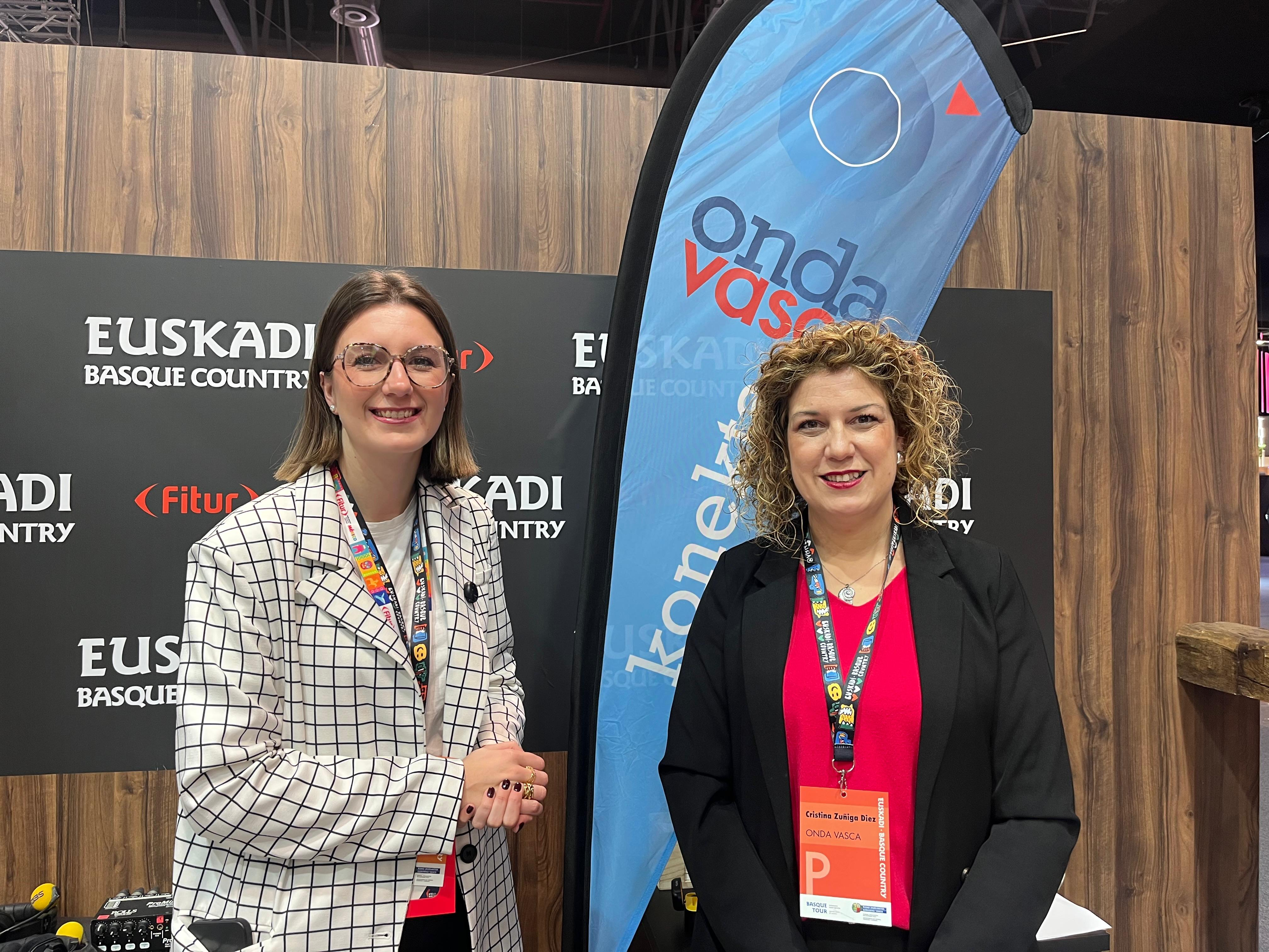 María Nanclares, concejala de Promoción Económica, Empleo, Comercio y Turismo del Ayuntamiento de Vitoria -Gasteiz con Cristina Zúñiga en el SET de ONDA VASCA en Fitur