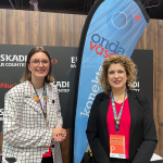 María Nanclares, concejala de Promoción Económica, Empleo, Comercio y Turismo del Ayuntamiento de Vitoria -Gasteiz con Cristina Zúñiga en el SET de ONDA VASCA en Fitur
