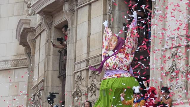 Marijaia en el balcón del Arriaga en el txupinazo Jose Mari Martínez