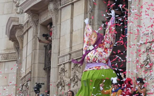 Marijaia en el balcón del Arriaga en el txupinazo Jose Mari Martínez
