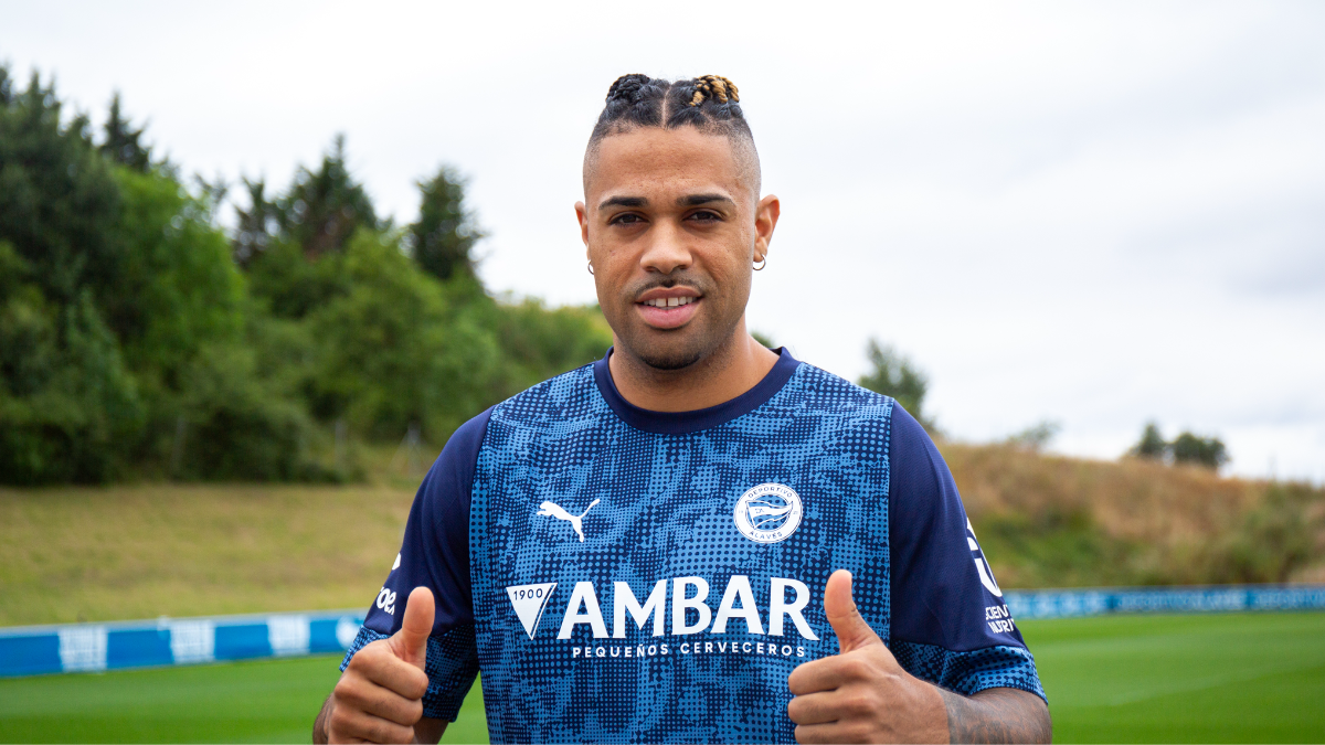 Mariano Díaz posando con la ropa de entrenamiento del Deportivo Alavés en Ibaia. Foto: Deportivo Alavés