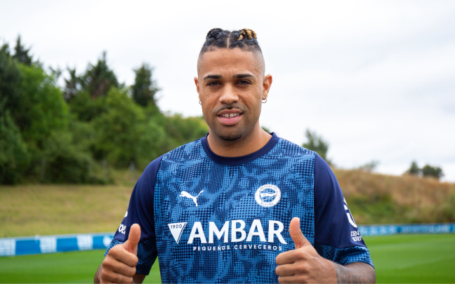 Mariano Díaz posando con la ropa de entrenamiento del Deportivo Alavés en Ibaia. Foto: Deportivo Alavés