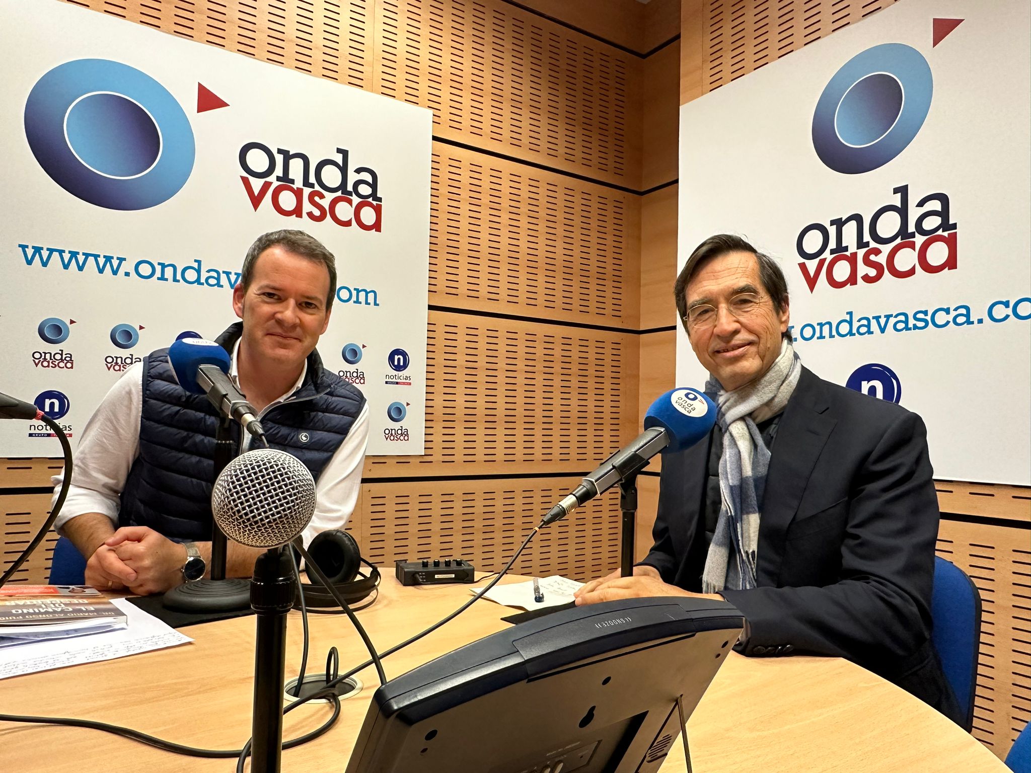 Mario Alonso Puig en los estudios de Onda Vasca