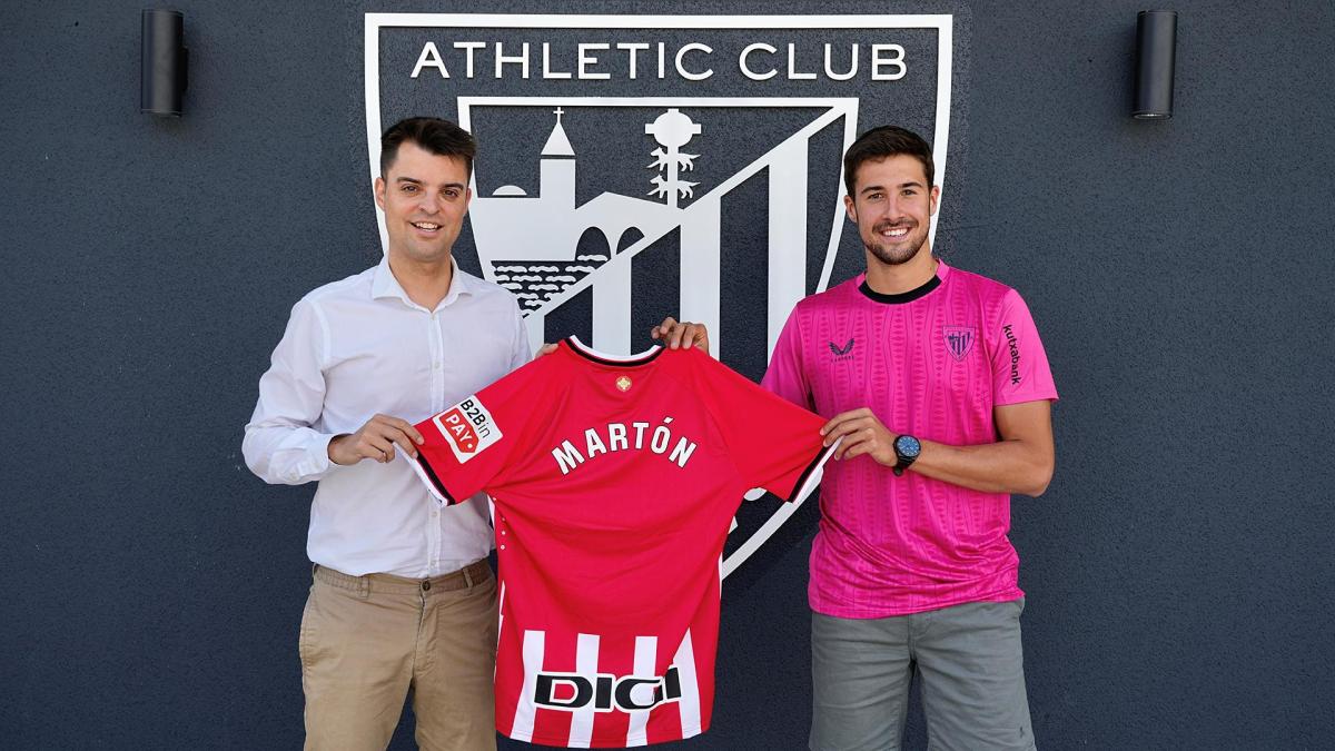 Javier Martón posa junto a Mikel González en Lezama / Athletic Club