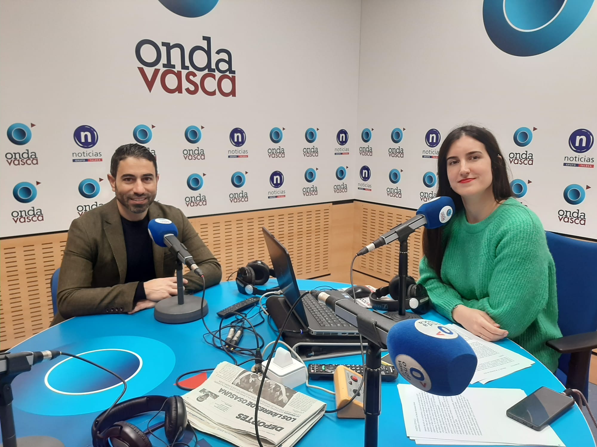 Massimo Cermelli con Iranzu Calvo en los estudios de ONDA VASCA