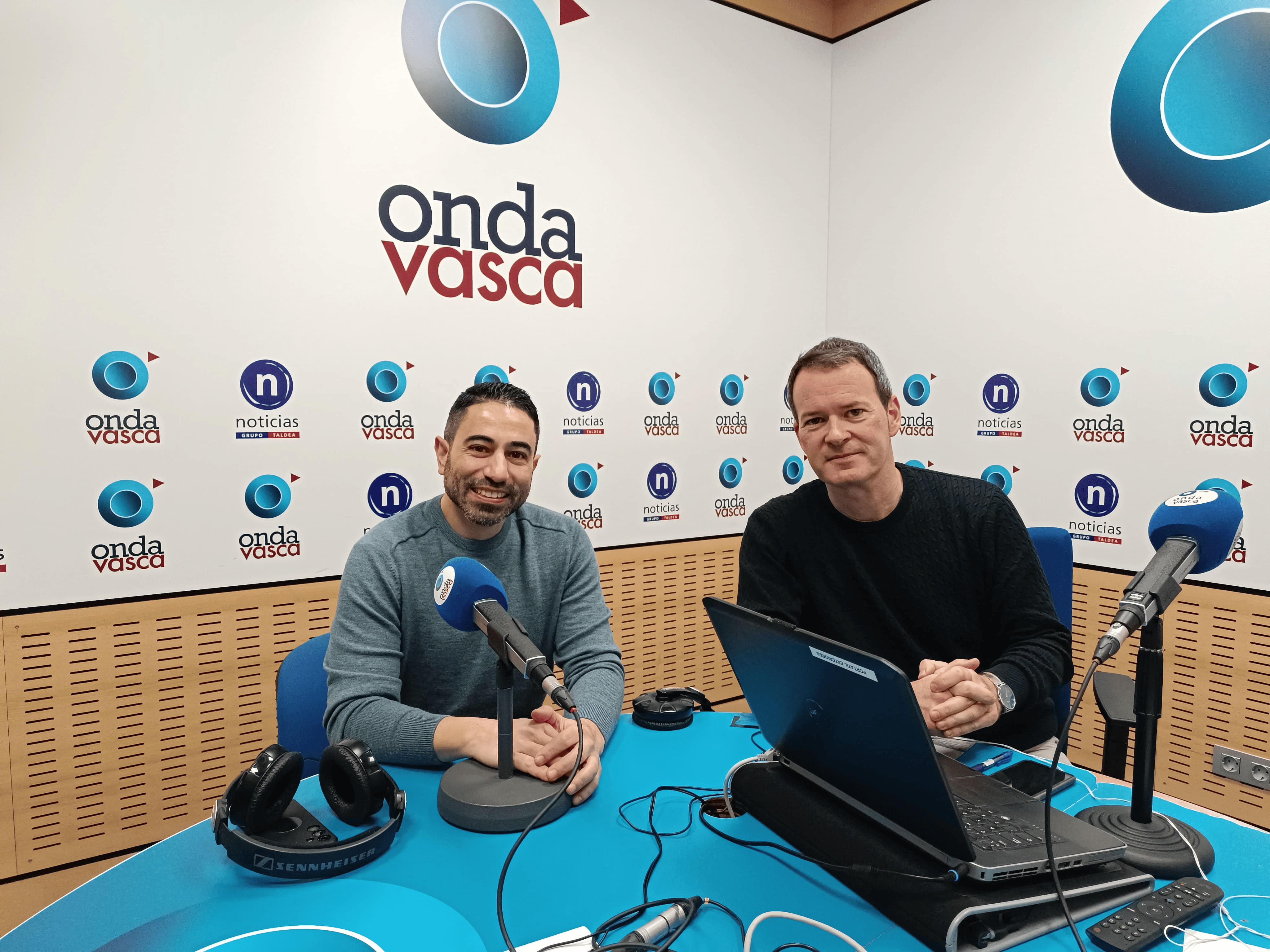 Massimo Cermelli con Txema Gutiérrez en los estudios de ONDA VASCA
