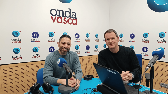 Massimo Cermelli con Txema Gutiérrez en los estudios de ONDA VASCA