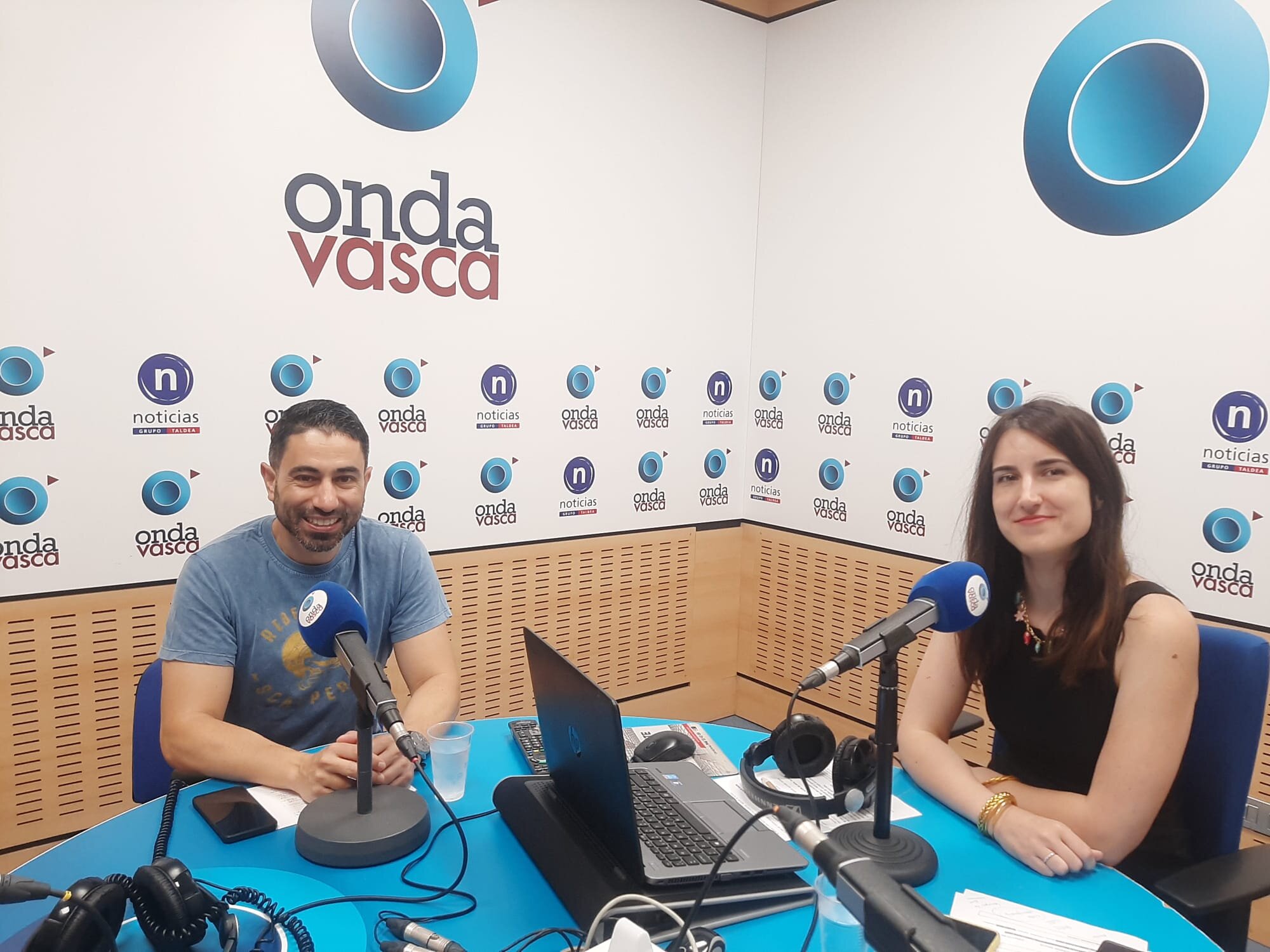 Massimo Cermelli con Iranzu Calvo en los estudios de ONDA VASCA