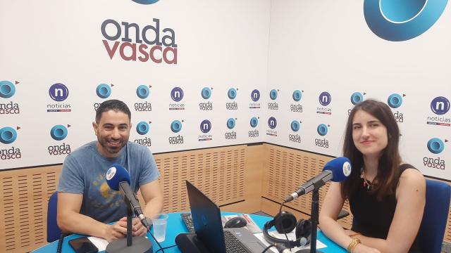 Massimo Cermelli con Iranzu Calvo en los estudios de ONDA VASCA