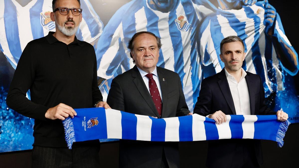 Matarazzo, junto a Aperribay y Bretos en la presentación de ayer. JAVI COLMENERO