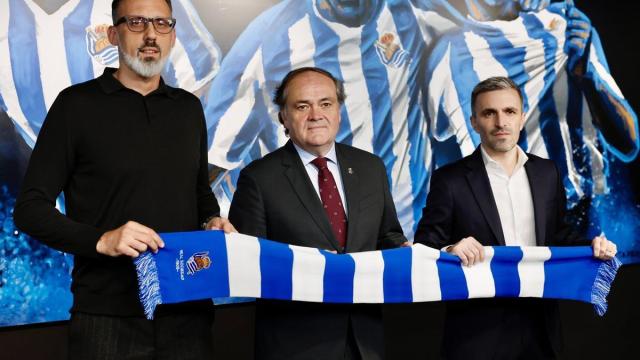 Matarazzo, junto a Aperribay y Bretos en la presentación de ayer. JAVI COLMENERO