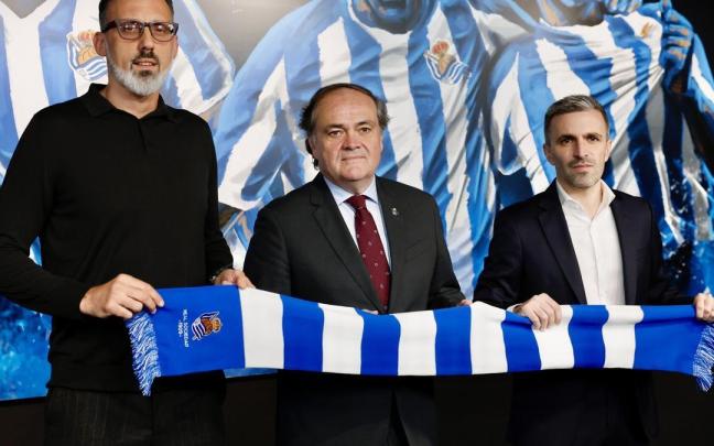 Matarazzo, junto a Aperribay y Bretos en la presentación de ayer. JAVI COLMENERO