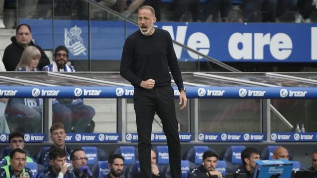 Matarazzo da instrucciones a sus jugadores. RUBEN PLAZA