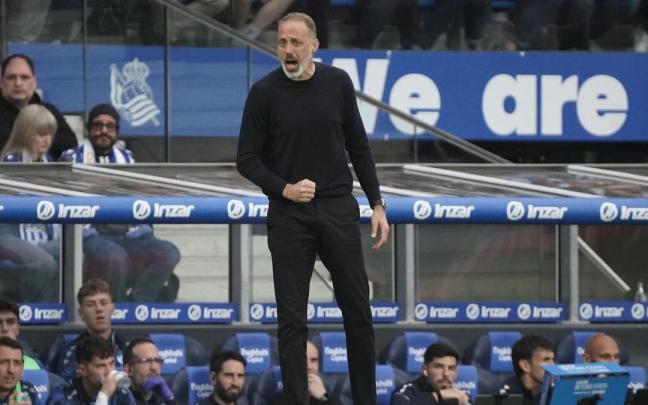 Matarazzo da instrucciones a sus jugadores. RUBEN PLAZA