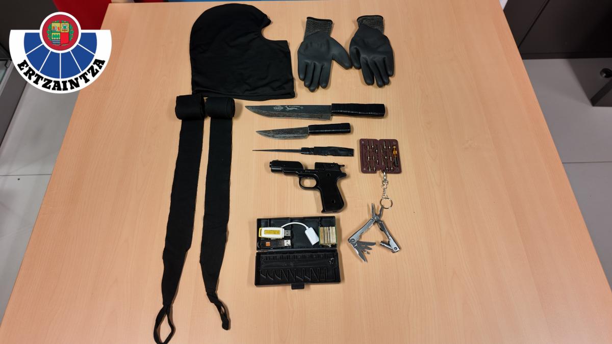 Material incautado al joven detenido en Agurain. DEPARTAMENTO DE SEGURIDAD