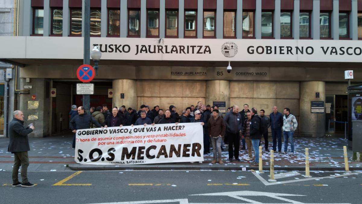 Trabajadores de Mecaner se movilizan frente al Gobierno vasco. COMITÉ DE EMPRESA