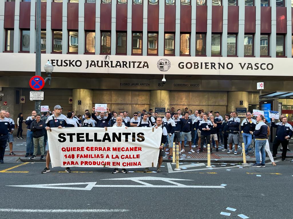Trabajadores de Mecaner ante la sede del Gobierno Vasco en Bilbao