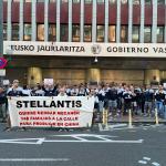 Trabajadores de Mecaner ante la sede del Gobierno Vasco en Bilbao