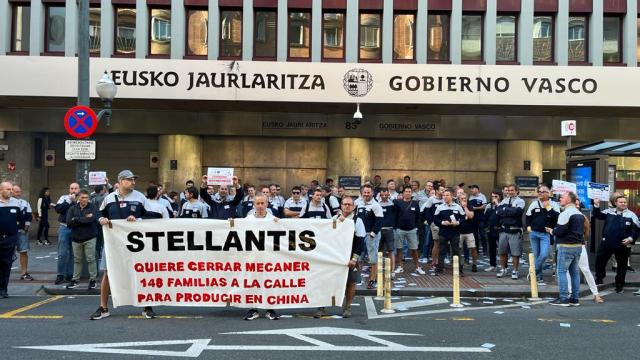 Trabajadores de Mecaner ante la sede del Gobierno Vasco en Bilbao