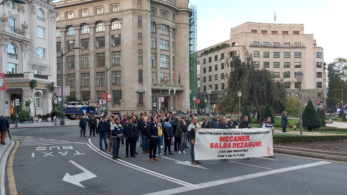 La plantilla de Mecaner se manifiesta por las calles de Bilbao