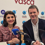 La consejera Nerea Melgosa con Txema Gutiérrez en los estudios de ONDA VASCA