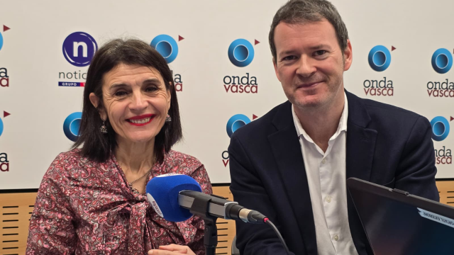 La consejera Nerea Melgosa con Txema Gutiérrez en los estudios de ONDA VASCA
