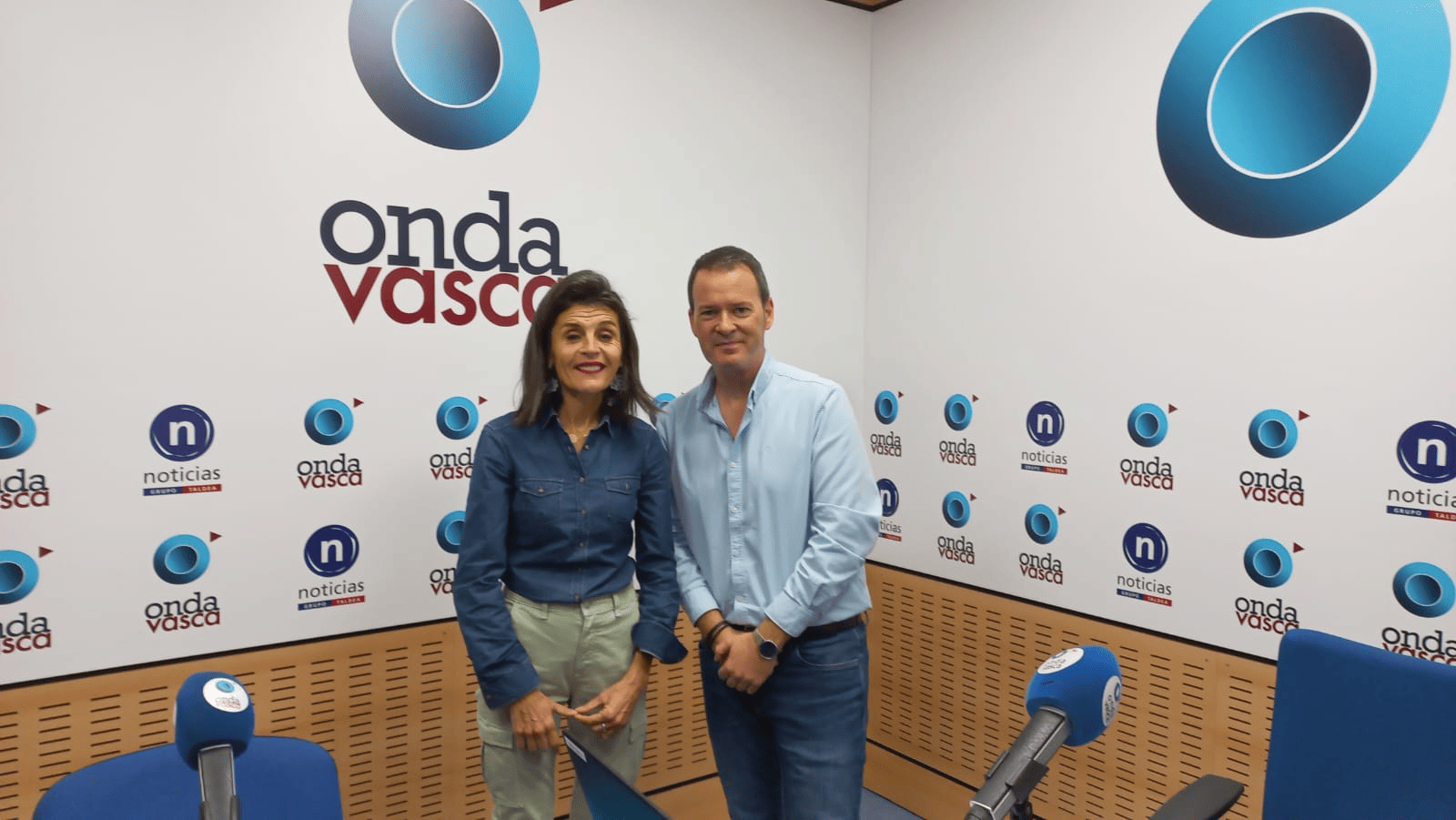 Nerea Melgosa con Txema Gutiérrez en los estudios de ONDA VASCA