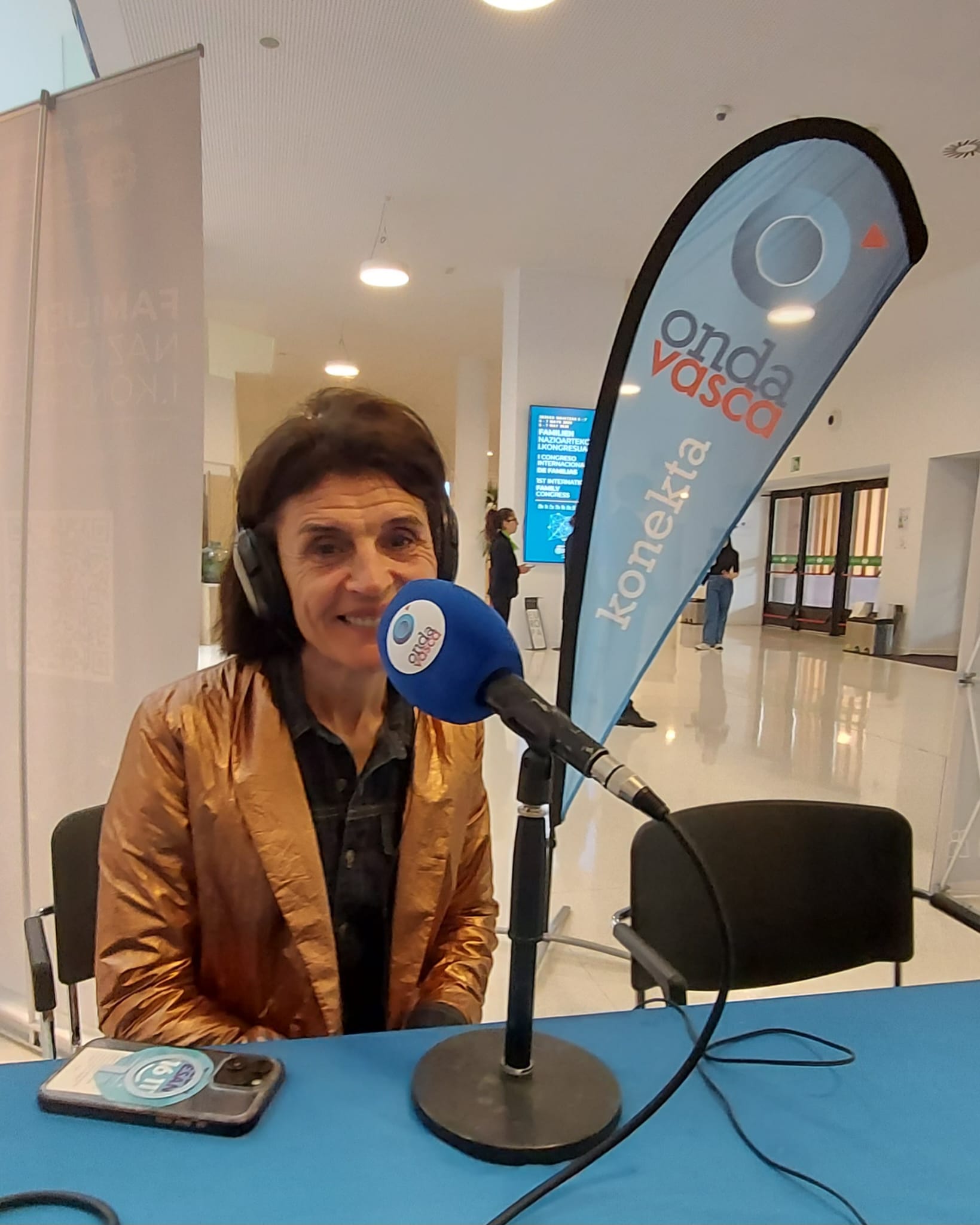 La consejera Nerea Melgosa en los micrófonos de Onda Vasca en el I Congreso Internacional de Familias