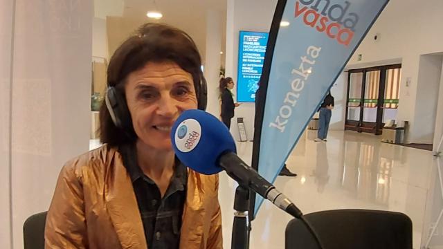 La consejera Nerea Melgosa en los micrófonos de Onda Vasca en el I Congreso Internacional de Familias