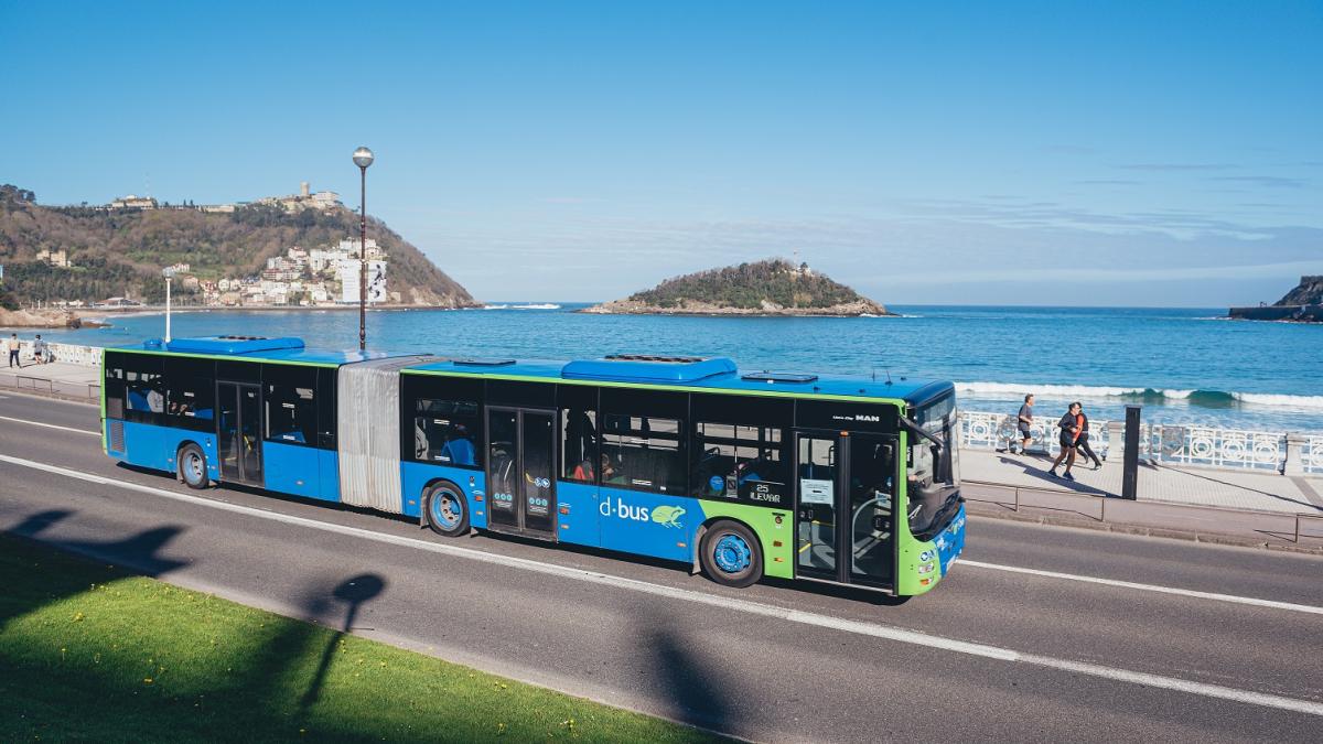 Un autobús de Dbus circula por Donostia en una imagen de archivo