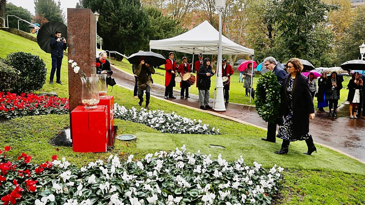 Ofrenda floral en el Parque de Doña Casilda en Bilbao por el Día de la Memoria en el año 2023. BILBAO.EUS