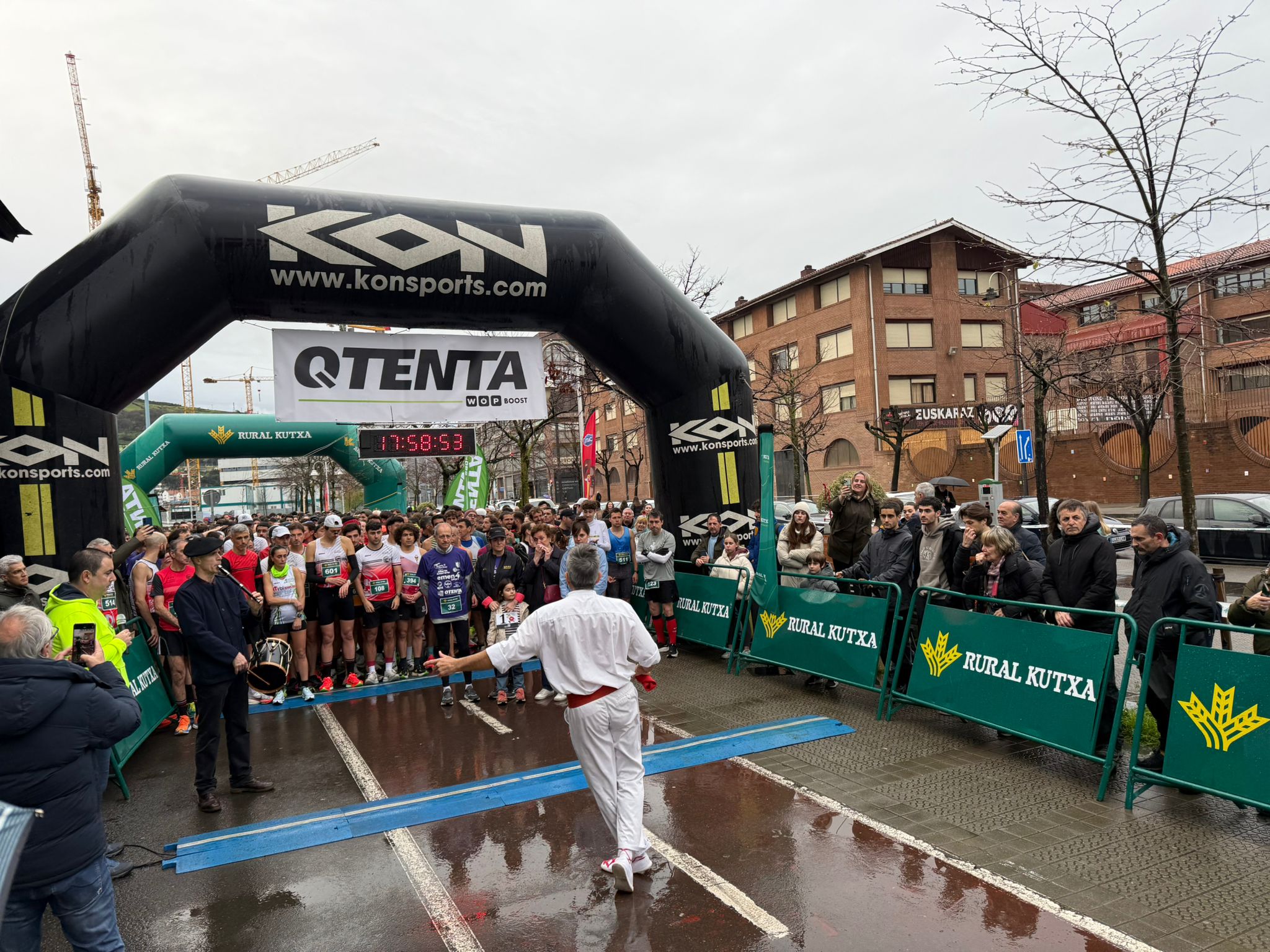 Aurresku de honor que hizo aflorar la emoción entre los asistentes