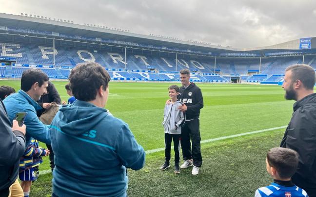 Aficionados del Alavés visitan Mendizorrotza. Foto: Ayuntamiento de Gasteiz