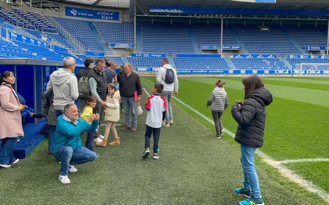 Aficionados del Alavés visitan Mendizorrotza. Foto: Ayuntamiento de Gasteiz