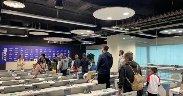 Aficionados del Alavés visitan Mendizorrotza. Foto: Ayuntamiento de Gasteiz