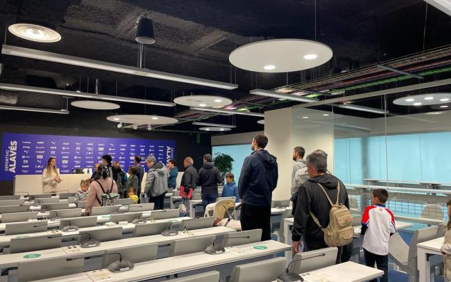 Aficionados del Alavés visitan Mendizorrotza. Foto: Ayuntamiento de Gasteiz
