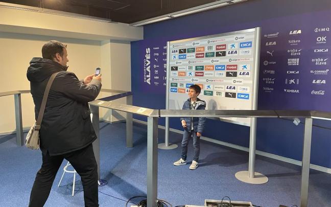 Aficionados del Alavés visitan Mendizorrotza. Foto: Ayuntamiento de Gasteiz
