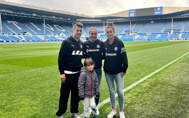 Aficionados del Alavés visitan Mendizorrotza. Foto: Ayuntamiento de Gasteiz