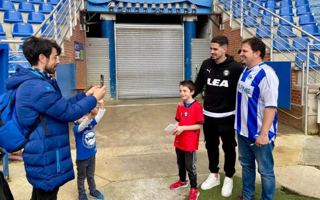 Aficionados del Alavés visitan Mendizorrotza. Foto: Ayuntamiento de Gasteiz